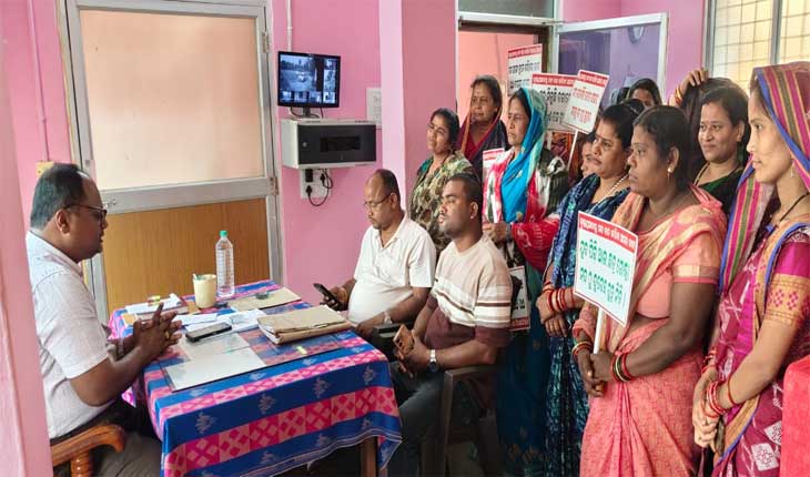 ଫାଇଲିନ ଘରେ ଚାଲିଛି ମଦ ଦୋକାନ: କୃଷ୍ଣପ୍ରସାଦ ତହସିଲଦାରଙ୍କୁ ଘେରିଲେ ମହିଳା ସଂଘ