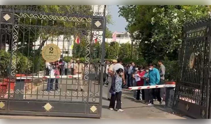 ଦିଲ୍ଲୀ ବିଧାନସଭାରେ ସୁରକ୍ଷା ଉଲ୍ଲଂଘନ: ଗେଟ୍ ଭାଙ୍ଗି ଭିତରେ ପଶିଲା କାର୍, ବାଚସ୍ପତିଙ୍କ ଅଫିସ୍ ଆଗରେ ଛାଡ଼ିଲେ ଫୁଲତୋଡ଼ା