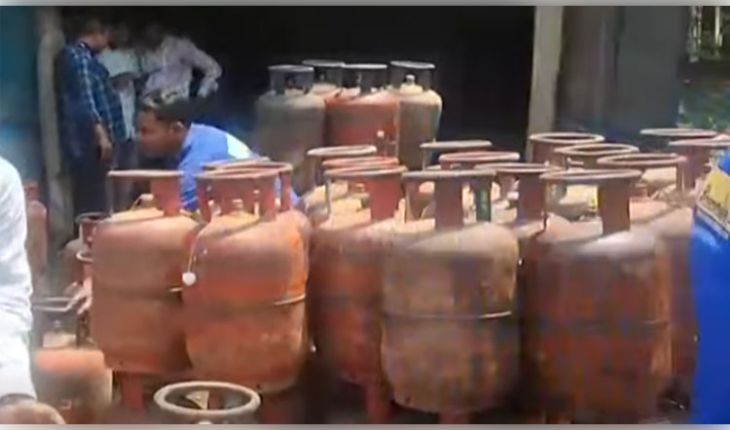 ରାଉରକେଲାରେ ଗ୍ୟାସ୍ କଳାବଜାରୀ: ଗ୍ୟାରେଜରୁ ୧୬୧ ଗ୍ୟାସ୍ ସିଲିଣ୍ଡର୍ ଜବତ, ମାଲିକ ଚମ୍ପଟ୍ 