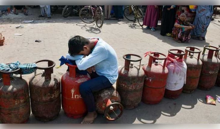 ରାଜ୍ୟରେ ଥମୁନି ଗ୍ୟାସ ସଙ୍କଟ: ଲମ୍ବା ଧାଡ଼ିରେ ଉପଭୋକ୍ତା, ବଢ଼ୁଛି ସାଧାରଣ ଲୋକଙ୍କ ଯନ୍ତ୍ରଣା