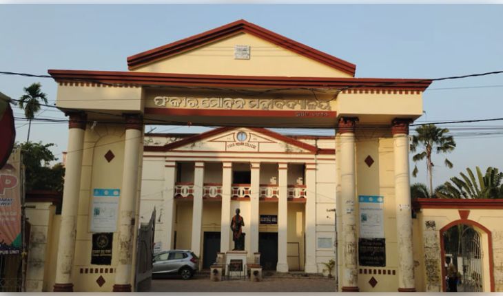 ଫକୀର ମୋହନ କଲେଜରେ ପୁଣି ଜଣେ ଅଧ୍ୟାପକଙ୍କ ନାମରେ ସାଂଘାତିକ ଅଭିଯୋଗ, HOD ପଦରୁ ହେଲେ ବହିଷ୍କାର 