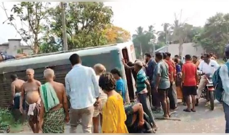 ଭାରସାମ୍ୟ ହରାଇ ରାସ୍ତାକଡ଼କୁ ଓଲଟିଲା ଯାତ୍ରୀବାହୀ ବସ୍, ୨୦ରୁ ଉର୍ଦ୍ଧ୍ୱ ଆହତ 