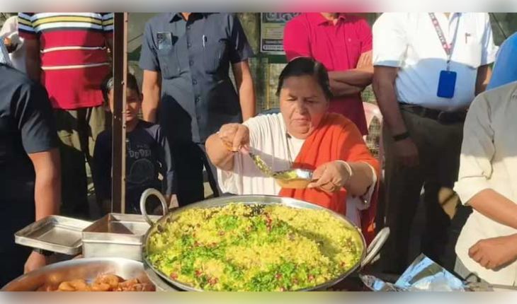 ରାସ୍ତା କଡ଼ରେ ପୋହା-ଜିଲାପି ବିକିଲେ ପୂର୍ବତନ ମୁଖ୍ୟମନ୍ତ୍ରୀ ଉମା ଭାରତୀ, ଜାଣନ୍ତୁ କାହିଁକି କଲେ ଏମିତି ବିରୋଧ?