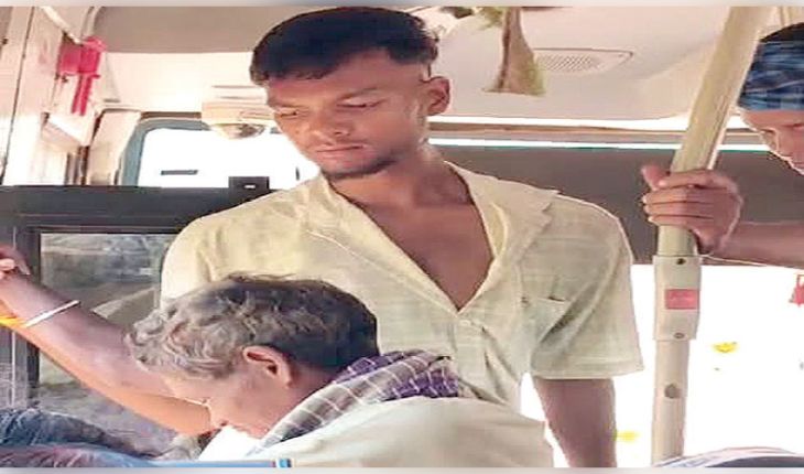 ଟଙ୍କା ନ ଦେବାରୁ ବୃଦ୍ଧ ଓ ଭିନ୍ନକ୍ଷମଙ୍କୁ ମୁଖ୍ୟମନ୍ତ୍ରୀ ବସ୍‌‌ରୁ ଓହ୍ଲାଇ ଦେଲେ କଣ୍ଡକ୍ଟର 