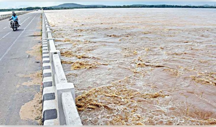 ଆଜି ରାତିରେ ପୁଣି ବଢିପାରେ ମହାନଦୀ ଜଳସ୍ତର, ହୀରାକୁଦରୁ ୨୨ଟି ଗେଟ୍ ଦେଇ ନିଷ୍କାସନ ହେଉଛି ବନ୍ୟାଜଳ