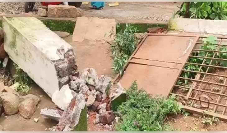 କୋରାପୁଟର କାଲାଡି ପ୍ରାଥମିକ ବିଦ୍ୟାଳୟର ଫାଟକ ଓ ପାଚେରି କାନ୍ଥ ଭୁଶୁଡ଼ି ୨ ଛାତ୍ର ଆହତ