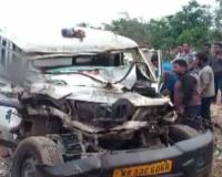 କଣ୍ଟେନର ପଛରେ ପିଟିହେଲା ଆମ୍ବୁଲାନ୍ସ ; ୩ମୃତ, ୨ ଗୁରୁତର