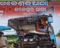 ଜଳେଶ୍ୱରରେ ଭୟଙ୍କର ସଡକ ଦୁର୍ଘଟଣା: ଟ୍ରକକୁ ଧକ୍କା ଦେଲା ବସ୍, ୨ ମୃତ 