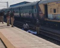 ମିର୍ଜାପୁର ଚୁନାର ଷ୍ଟେସନରେ ଅଘଟଣ; ରେଳ ଲାଇନ ପାର ବେଳେ ଚଢିଗଲା ଟ୍ରେନ, ୪ ମୃତ