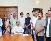 ନବୀନଙ୍କ ଆଗରେ ଅଭିଯୋଗ ବାଢ଼ିଲେ ଭଦ୍ରକର ଦଳୀୟ ନେତା: 'ଅଧ୍ୟକ୍ଷମାନଙ୍କୁ ଧମକାଇ ଦଳ ଛାଡ଼ିବାକୁ ବାଧ୍ୟ କରାଯାଉଛି'