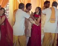 Viral Video: ଷ୍ଟେଜ୍ ଉପରେ କିସ୍ କରିବାକୁ ଯାଉଥିଲେ ବର-କନ୍ୟା, ମଝିରେ ‘ଭିଲେନ୍’ ସାଜିଲେ ପଣ୍ଡିତେ! ଭିଡିଓ ଭାଇରାଲ