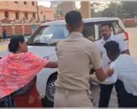 କୋର୍ଟ ପରିସରରେ ଅଭିଯୁକ୍ତ ଓ ଅବକାରୀ ଅଧିକାରୀ ଧସ୍ତାଧସ୍ତି, ଅବକାରୀ ବାବୁଙ୍କ ଅନ୍ତବସ୍ତ୍ରରୁ ବାହାରିଲା ଅଭିଯୁକ୍ତର ଚୋରି ଟଙ୍କା