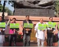 ଓଡ଼ିଶାରେ ବିପର୍ଯ୍ୟସ୍ତ ଆଇନଶୃଙ୍ଖଳା ଓ ଶ୍ରୀମନ୍ଦିର ସୁରକ୍ଷା ବିପନ୍ନ ପ୍ରତିବାଦରେ ପାର୍ଲାମେଣ୍ଟ ପରିସର ଗାନ୍ଧିମୂର୍ତ୍ତି ତଳେ ବିଜେଡି ସାଂସଦଙ୍କ ଧାରଣା