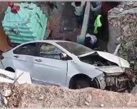 ଶିଶୁ ଭବନ ଓଭର ବ୍ରିଜ ବ୍ୟାରିକେଡରେ଼ ପିଟି ତଳକୁ ଖସି ପଡିଲା କାର୍‌, ଅଳ୍ପେକେ ବଞ୍ଚିଲେ ଡ୍ରାଇଭର