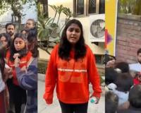 ଦିଲ୍ଲୀ ବିଶ୍ୱବିଦ୍ୟାଳୟରେ ମହିଳା ସାମ୍ବାଦିକଙ୍କୁ ଆକ୍ରମଣ: ଜାତି ପଚାରି ୫୦୦ ଲୋକ ଘେରିଗଲେ, ଦୁଷ୍କର୍ମ ଧମକ ଦିଆଯାଇଥିବା ଅଭିଯୋଗ