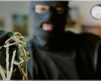 ଦିନ ଦ୍ଵିପ୍ରହରରେ ରାଜଧାନୀରୁ ଲୁଟ୍: ମୁହଁକୁ ସ୍ପ୍ରେ କରି ୬ ଲକ୍ଷ ଟଙ୍କାର ସୁନା ଅଳଙ୍କାର ଲୁଟିନେଲେ ଦୁର୍ବୁର୍ତ୍ତ 