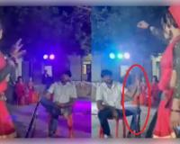 ଗ୍ୱାଲିୟରରେ ନର୍ତ୍ତକୀଙ୍କ ସାମ୍ନାରେ ଦେଖାଇଲେ ଦବଙ୍ଗଗିରି, ଚେୟାରରେ ବସି ଯୁବକ କଲେ ଫାୟାରିଂ; ଭିଡିଓ ଭାଇରାଲ