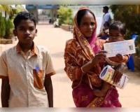 ମାଟ୍ରିକ ପରୀକ୍ଷା ଦେଉଛନ୍ତି ଓଡ଼ିଶାର ସବୁଠାରୁ କମ୍ ଉଚ୍ଚତାର ଛାତ୍ରୀ ସୁନୀତା; ୧.୫ ଫୁଟ୍ ହେଲେ ବି ମନୋବଳ ଆକାଶଛୁଆଁ