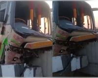 ତୀର୍ଥଯାତ୍ରୀ ବସ୍ ଦୁର୍ଘଟଣାଗ୍ରସ୍ତ; ଡ୍ରାଇଭରଙ୍କ ଆଖି ଲାଗିଯିବାରୁ ବ୍ରିଜ ଉପରକୁ ଚଢିଗଲା ବସ୍, ଡ୍ରାଇଭର ମୃତ