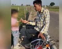 ରାଜସ୍ଥାନରୁ ଅଭାବନୀୟ ଚିତ୍ର: ଶିଶୁକୁ ମଦ ଓ ସିଗାରେଟ୍ ପିଆଉଛନ୍ତି ଯୁବକ, ଭିଡିଓ ଭାଇରାଲ