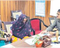 ରାଜନଗର ଚାଷୀ ମୃତ୍ୟୁ ଘଟଣା: ତହସିଲଦାରଙ୍କ ଗୋଡ ତଳେ ପଡି ନ୍ୟାୟ ମାଗିଲେ ମୃତ ଚାଷୀଙ୍କ ପତ୍ନୀ