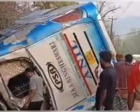 ଭାରସାମ୍ୟ ହରାଇ ରାସ୍ତା କଡ଼ ଖାଲକୁ ଓଲଟିଲା ଟୁରିଷ୍ଟ ବସ୍; ୫ ମୃତ, ୩୦ରୁ ଉର୍ଦ୍ଧ୍ୱ ଆହତ 