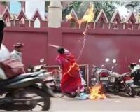 ହାଇକୋର୍ଟ ସାମ୍ନାରେ ନିଆଁ ଲାଗି ଏକାଧିକ ଗାଡି ପୋଡିଯିବା ଘଟଣାରେ ଜଣେ ମହିଳା ଅଟକ, ନିଆଁ ଲଗାଇଥିବା ଭିଡିଓ ଭାଇରାଲ 