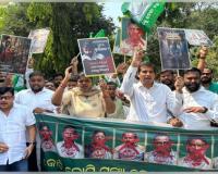 ଦେବୀରଞ୍ଜନ ଏବଂ ସୌଭିକ୍‌‌ଙ୍କ ବାସଭବନ ଆଗରେ ବିଜେଡି ଯୁବ ଓ ଛାତ୍ର ନେତାଙ୍କ ପ୍ରତିବାଦ