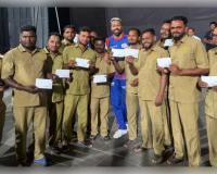 ହୃଦୟ ଜିଣିଲେ ହାର୍ଦ୍ଦିକ ପାଣ୍ଡ୍ୟା: ପ୍ରତିଶ୍ରୁତି ରକ୍ଷା କରି ୱାଙ୍ଖେଡେ ଗ୍ରାଉଣ୍ଡଷ୍ଟାଫଙ୍କୁ କଲେ ପୁରସ୍କୃତ