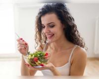 କୋରିଆନ୍ ଗ୍ଲାସ୍ ସ୍କିନ୍ ପାଇବାକୁ ଚାହୁଁଛନ୍ତି କି? ଖାଦ୍ୟରେ ସାମିଲ କରନ୍ତୁ ଏହି ସବୁ ଜିନିଷ, ଚେହେରା ଚମକିବ ଆଇନା ପରି