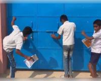 ମୁଙ୍ଗେର ସ୍କୁଲରେ ଅଭାବନୀୟ ଘଟଣା: ଭିତରେ ଶିକ୍ଷକଙ୍କ ଚିକେନ୍ ପାର୍ଟି, ବାହାରେ ଛିଡ଼ା ହେଲେ ଛାତ୍ରଛାତ୍ରୀ