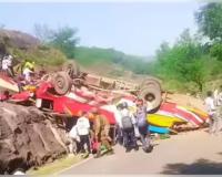 ଜମ୍ମୁ-କାଶ୍ମୀରରେ ମର୍ମନ୍ତୁଦ ସଡକ ଦୁର୍ଘଟଣା: ଶହେ ଫୁଟ୍ ତଳକୁ ଖସିଲା ବସ୍‌, ୧୫ ମୃତ 