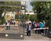 ଦିଲ୍ଲୀ ବିଧାନସଭାରେ ସୁରକ୍ଷା ଉଲ୍ଲଂଘନ: ଗେଟ୍ ଭାଙ୍ଗି ଭିତରେ ପଶିଲା କାର୍, ବାଚସ୍ପତିଙ୍କ ଅଫିସ୍ ଆଗରେ ଛାଡ଼ିଲେ ଫୁଲତୋଡ଼ା