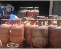 ରାଉରକେଲାରେ ଗ୍ୟାସ୍ କଳାବଜାରୀ: ଗ୍ୟାରେଜରୁ ୧୬୧ ଗ୍ୟାସ୍ ସିଲିଣ୍ଡର୍ ଜବତ, ମାଲିକ ଚମ୍ପଟ୍ 