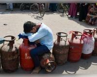 ରାଜ୍ୟରେ ଥମୁନି ଗ୍ୟାସ ସଙ୍କଟ: ଲମ୍ବା ଧାଡ଼ିରେ ଉପଭୋକ୍ତା, ବଢ଼ୁଛି ସାଧାରଣ ଲୋକଙ୍କ ଯନ୍ତ୍ରଣା