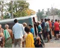 ଭାରସାମ୍ୟ ହରାଇ ରାସ୍ତାକଡ଼କୁ ଓଲଟିଲା ଯାତ୍ରୀବାହୀ ବସ୍, ୨୦ରୁ ଉର୍ଦ୍ଧ୍ୱ ଆହତ 