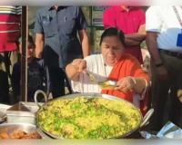 ରାସ୍ତା କଡ଼ରେ ପୋହା-ଜିଲାପି ବିକିଲେ ପୂର୍ବତନ ମୁଖ୍ୟମନ୍ତ୍ରୀ ଉମା ଭାରତୀ, ଜାଣନ୍ତୁ କାହିଁକି କଲେ ଏମିତି ବିରୋଧ?