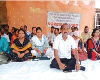 ଟାଙ୍ଗୀ ବ୍ଲକରେ ହାଇଡ୍ରାମା: ବିଜେପି ନେତାଙ୍କ ବିରୋଧରେ ଗର୍ଜିଲା ବିଜେଡି, ନ୍ୟାୟ ଦାବିରେ ସରକାରୀ କର୍ମଚାରୀଙ୍କ କଲମଛାଡ଼ ଆନ୍ଦୋଳନ