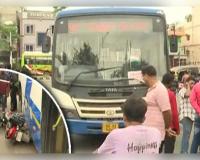କଟକରେ ପୁଣି ‘ଆମ ବସ୍’ର ଆତଙ୍କ: ବାଇକ୍ ଆରୋହୀଙ୍କୁ ଘୋଷାଡ଼ି ନେଲା ୫୦ ଫୁଟ୍ 