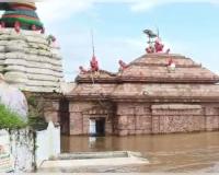 ମହାନଦୀରେ ବଢୁଛି ଜଳସ୍ତର: ମା’ ଭଟ୍ଟାରିକାଙ୍କ ପୀଠରେ ପଶିଲା ବନ୍ୟା ଜଳ, ସୁରକ୍ଷିତ ସ୍ଥାନକୁ ସ୍ଥାନାନ୍ତର ହେଲେ ଦେବୀ