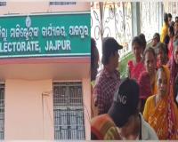 ପ୍ରସ୍ତାବିତ ଠିପି ଖୋଲା ବିଦେଶୀ ମଦ ଦୋକାନକୁ ବିରୋଧ, ଜିଲ୍ଲାପାଳ ଅଫିସ ଘେରିଲେ ଶତାଧିକ ମହିଳା