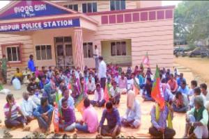 ଥାନାରେ ବିଜେପି କର୍ମୀଙ୍କ ଆତଙ୍କରାଜ