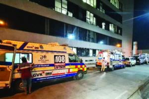 କରୋନା ପାଇଁ ହସ୍ପିଟାଲରେ ଶଯ୍ୟାଭାବ,  ଆମ୍ବୁଲାନ୍ସରେ ଚିକିତ୍ସା