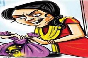 ଟଙ୍କା ପାଇଁ ସମ୍ପର୍କ ଭୁଲିଗଲା ଝିଅ, ବାପାମାଆଙ୍କ ଖାଦ୍ୟରେ ନିଶା ଦେଇ ଲକ୍ଷାଧିକ ଟଙ୍କା ନେଇ ଝିଅ ଫେରାର