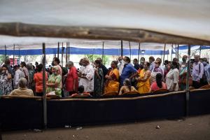 ଟିକା ପାଇଁ ଲମ୍ବା ଲାଇନରେ ଭାରତର ଜନତା….