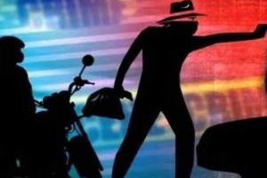 ଦିନ ଦ୍ଵିପହରେ ବନ୍ଧୁକ ମୁନରେ ଲୁଟ: ଦୁର୍ବୃତ୍ତମାନେ କାର ଅଟକାଇ ଲୁଟିନେଲେ ଟଙ୍କା, ମୋବାଇଲ