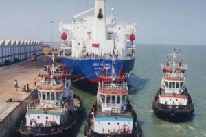 ବାତ୍ୟା ପାଇଁ ପାରାଦୀପ ବନ୍ଦରକୁ ୩ନମ୍ବର ବିପଦ ସଂକେତ ଜାରି, ଗଭୀର ସମୁଦ୍ରର ସୁରକ୍ଷିତ ସ୍ଥାନକୁ ପଠାଇ ଦିଆଯାଉଛି ଜାହାଜ