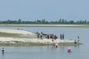 ଟିକା ନେବା ଭୟରେ ନଦୀକୁ ଡେଇଁଲେ ଗ୍ରାମବାସୀ