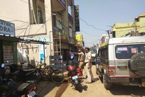 କୋଭିଡ ନିୟମ ଉଲଂଘନ କରି ଜରିମାନା ଗଣିଲେ ଦୋକାନ ମାଲିକ