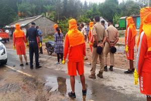 ଗୋଟେପଟେ କରୋନା ଅନ୍ୟପଟେ ବାତ୍ୟା : ଘର ଛାଡି ଯିବାକୁ ମଙ୍ଗୁନାହାନ୍ତି ଲୋକେ, ବୁଝାସୁଝା କରି ଅଞ୍ଚଳବାସୀଙ୍କୁ କରାଯାଉଛି ସ୍ଥାନାନ୍ତର